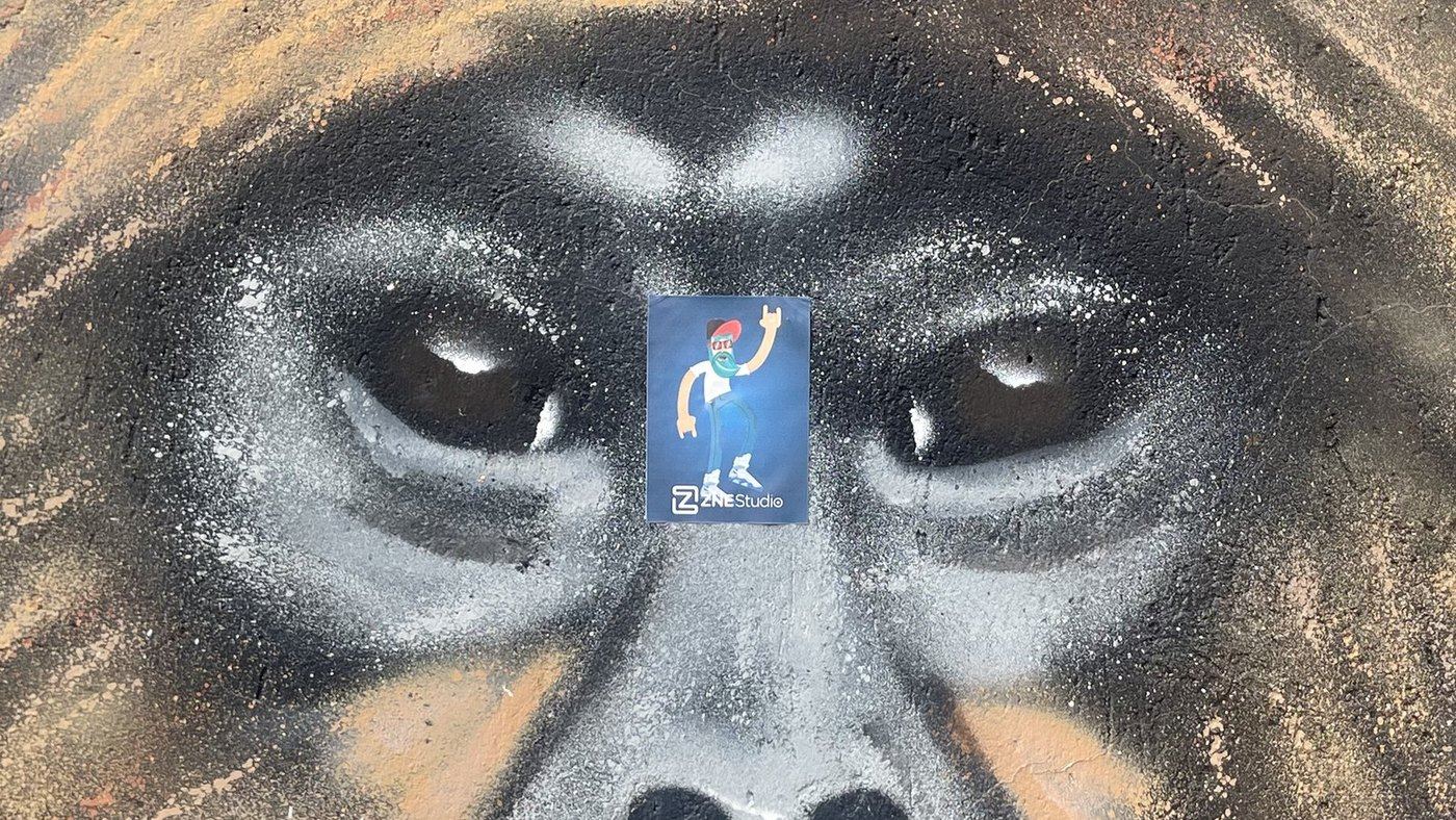 O adesivo da ZNE colado num grafite