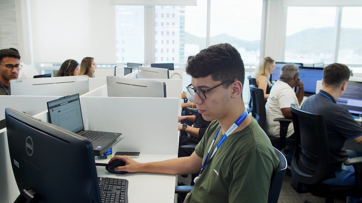 Equipe de operação nas estações de trabalho