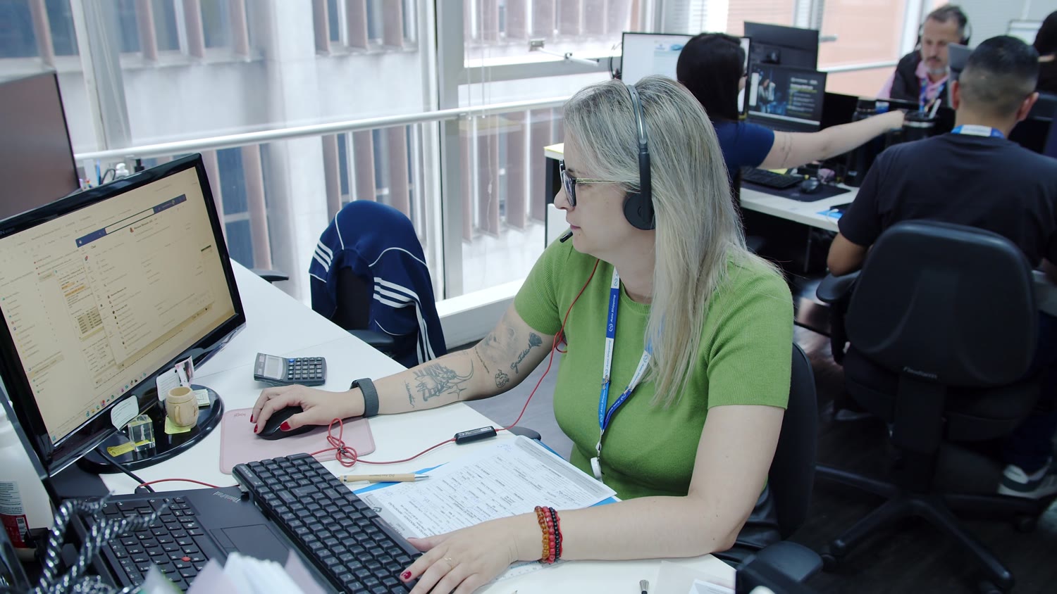 Atendimento em operação, com a equipe ao fundo