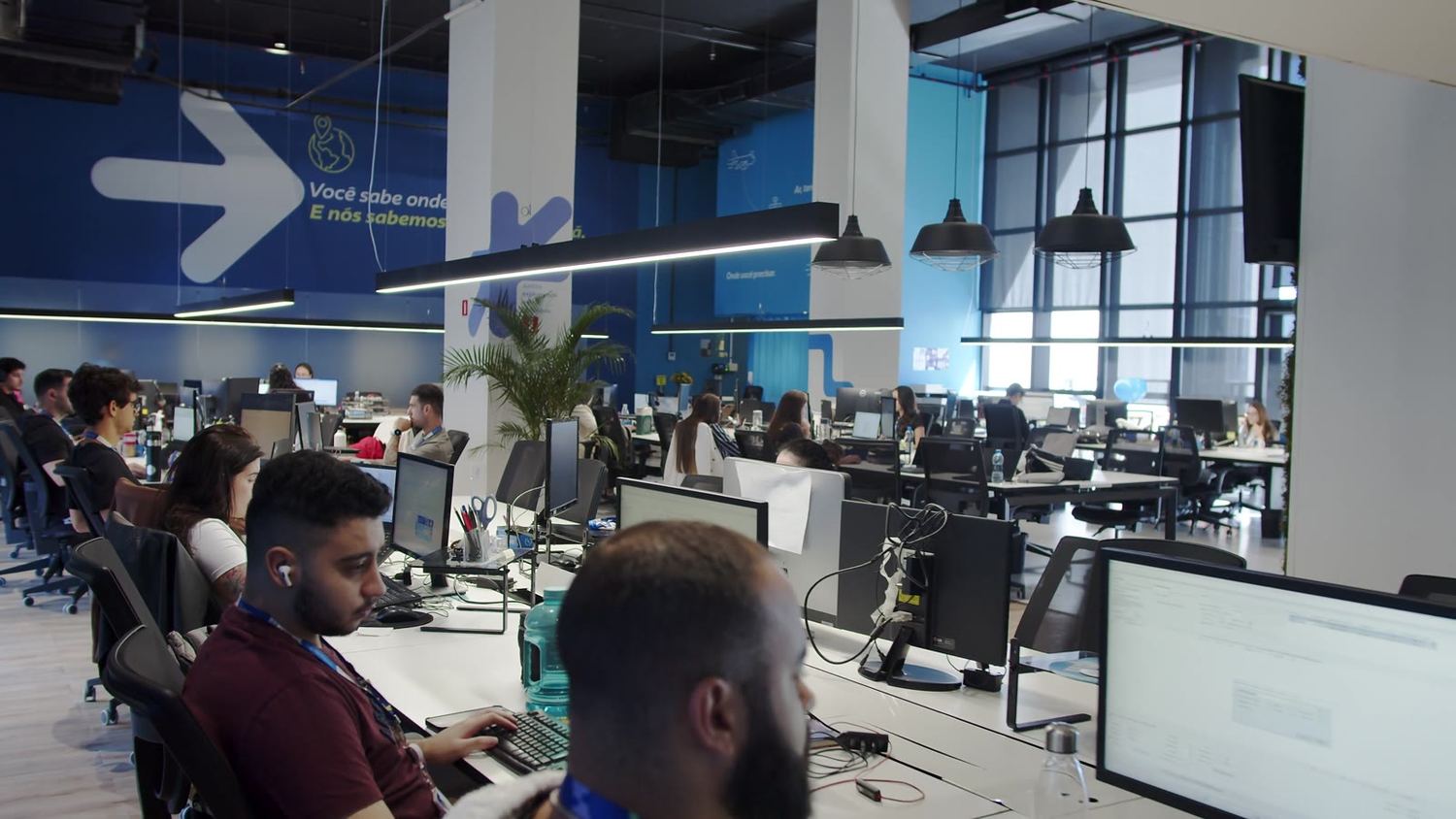 Equipe trabalhando no escritório aberto