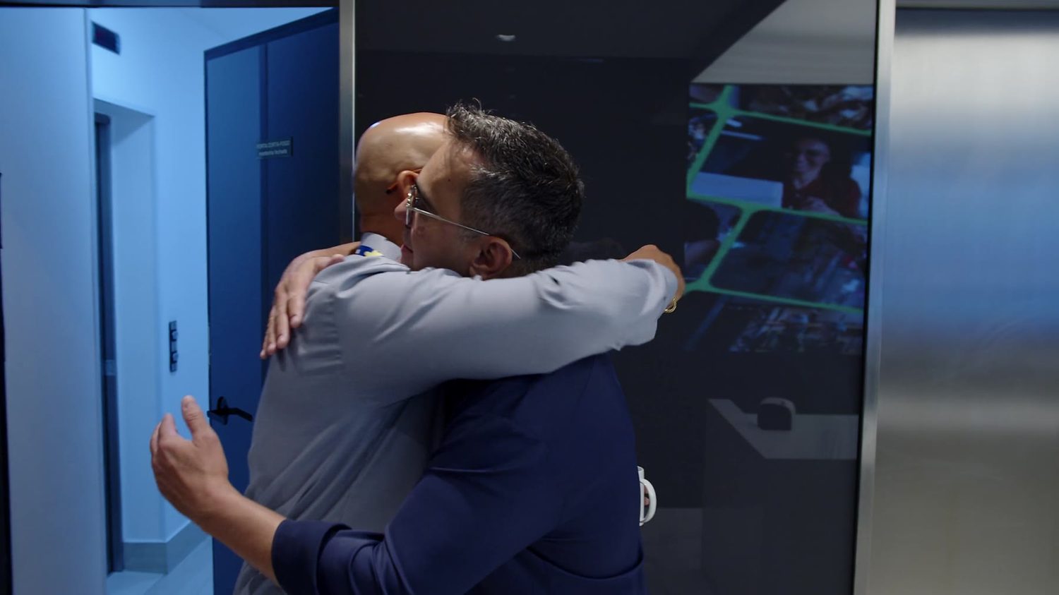 Abraço entre dois colaboradores