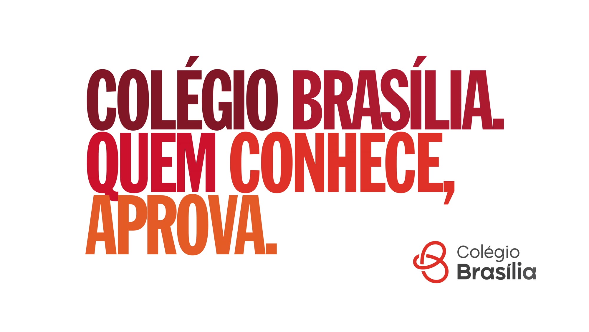 Comemoração com o cartaz das aprovações