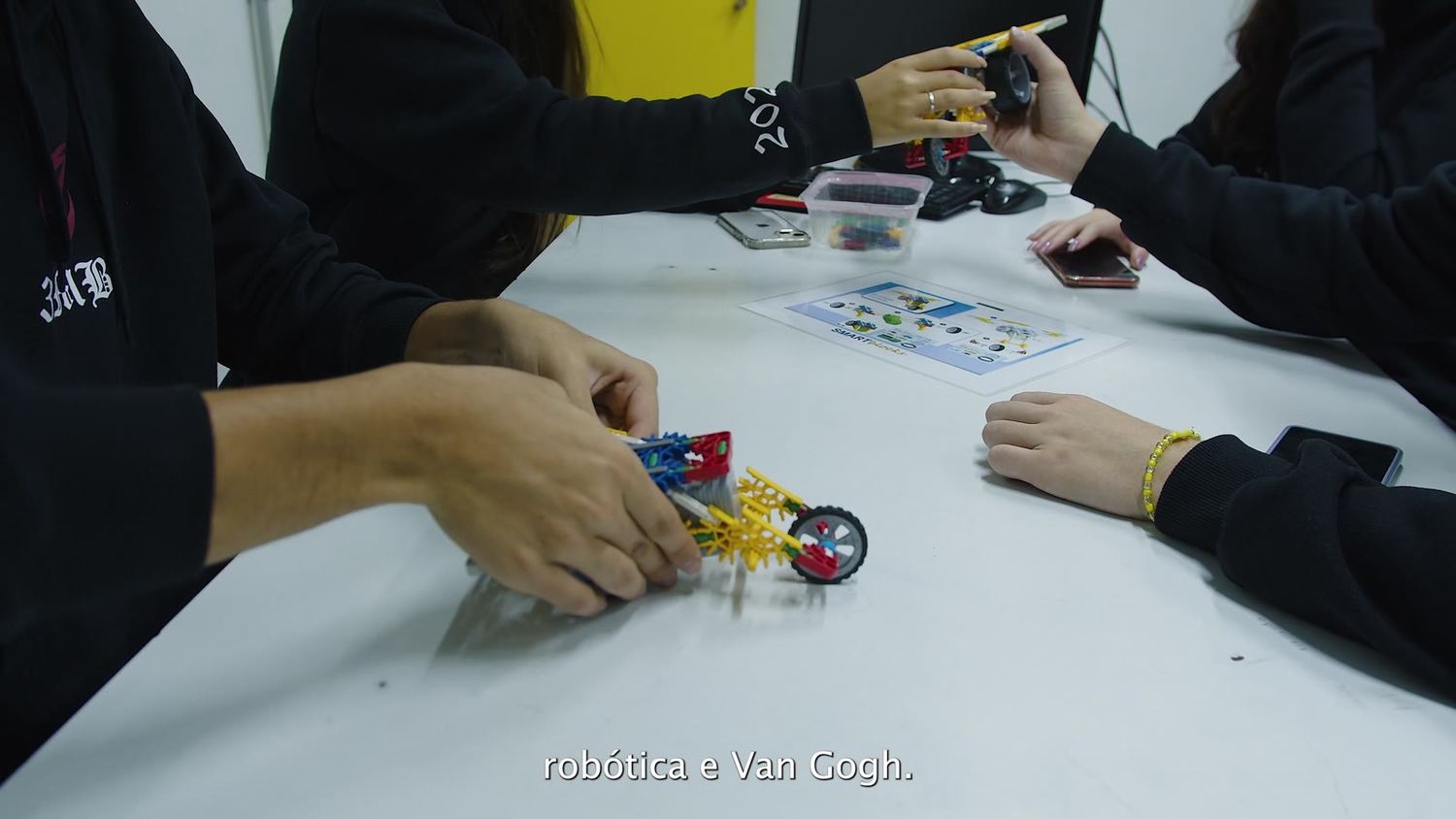 Montagem de robótica sobre a mesa