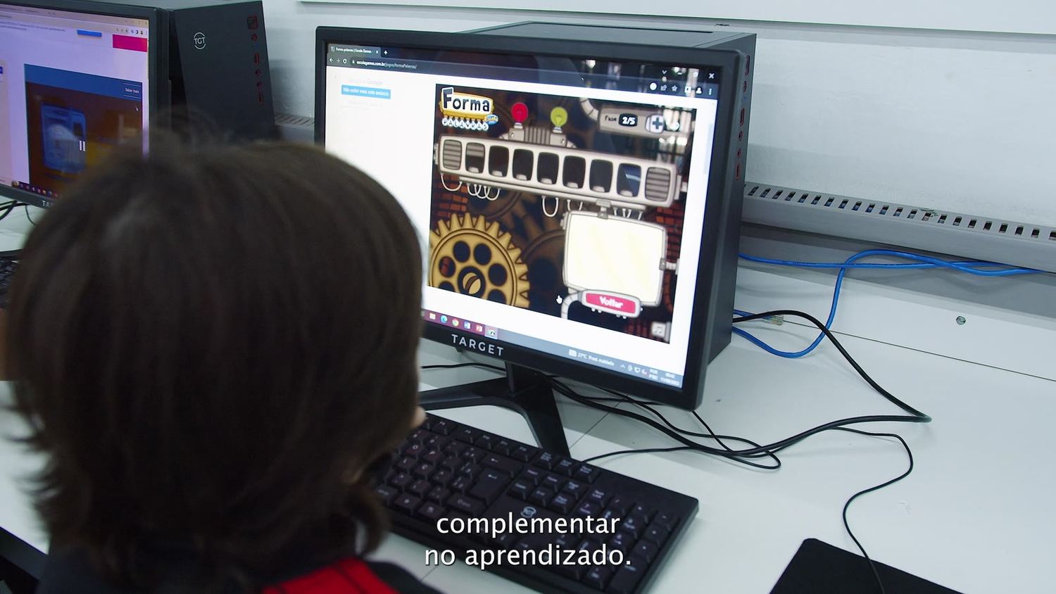 Aluno diante da interface de aprendizado