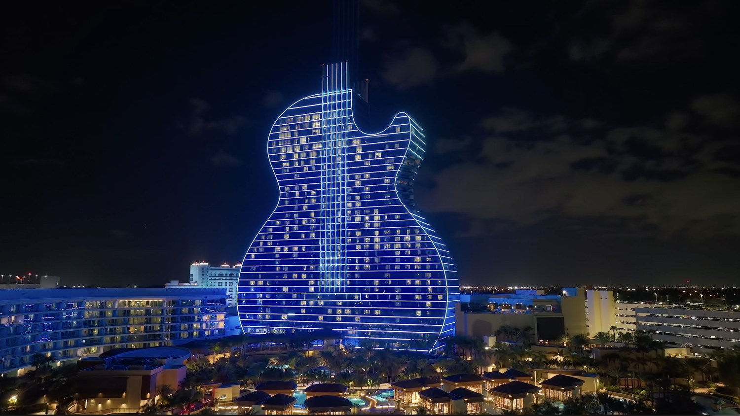 Hotel em forma de guitarra iluminado à noite