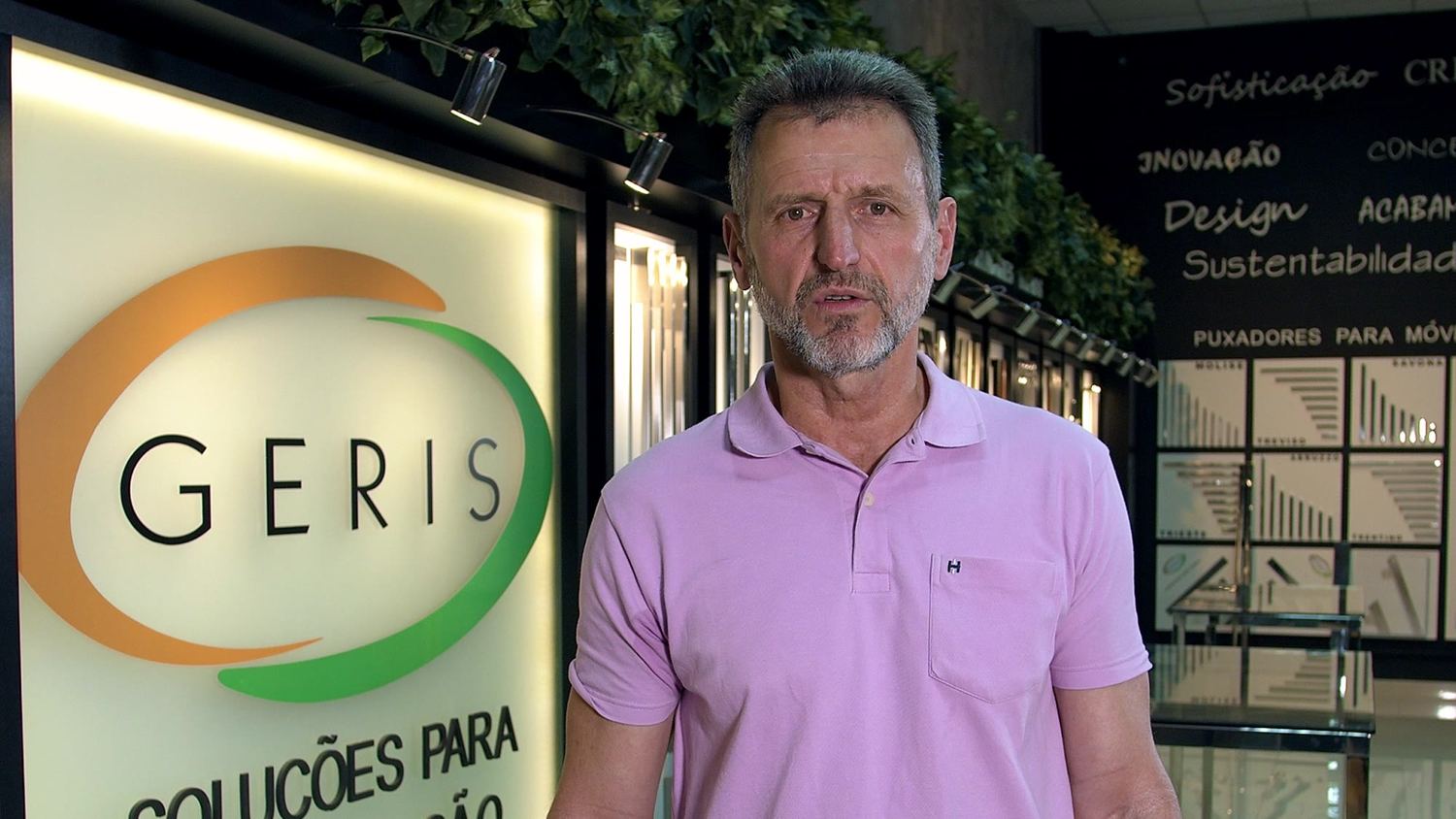 Apresentação diante da parede da marca