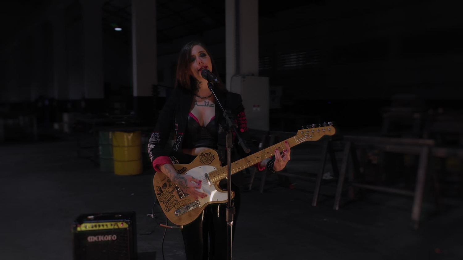 A cantora com a Telecaster, no meio do galpão