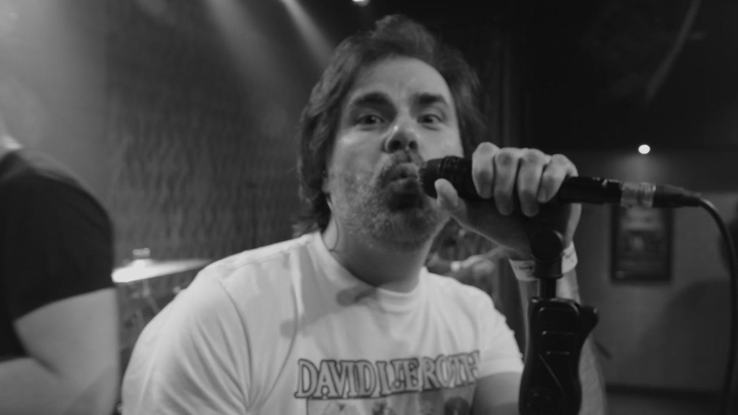 O vocal, em preto e branco