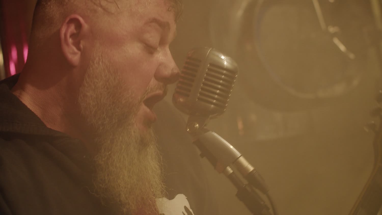 O vocalista de perfil, no fim do clipe