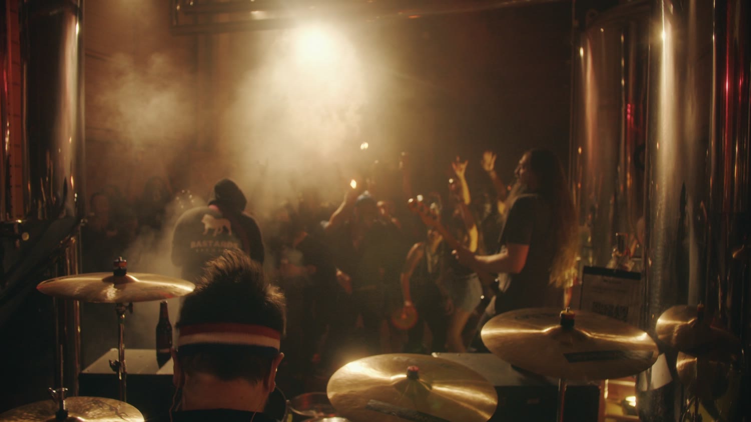 A sala inteira: banda, fumaça e o público em volta