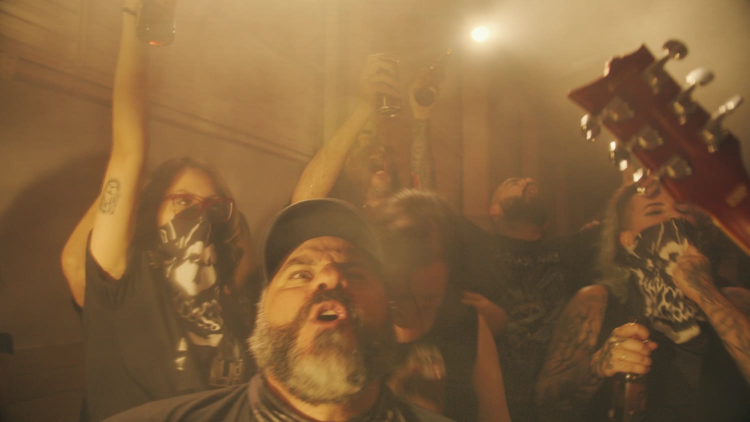 Público cantando junto com a banda