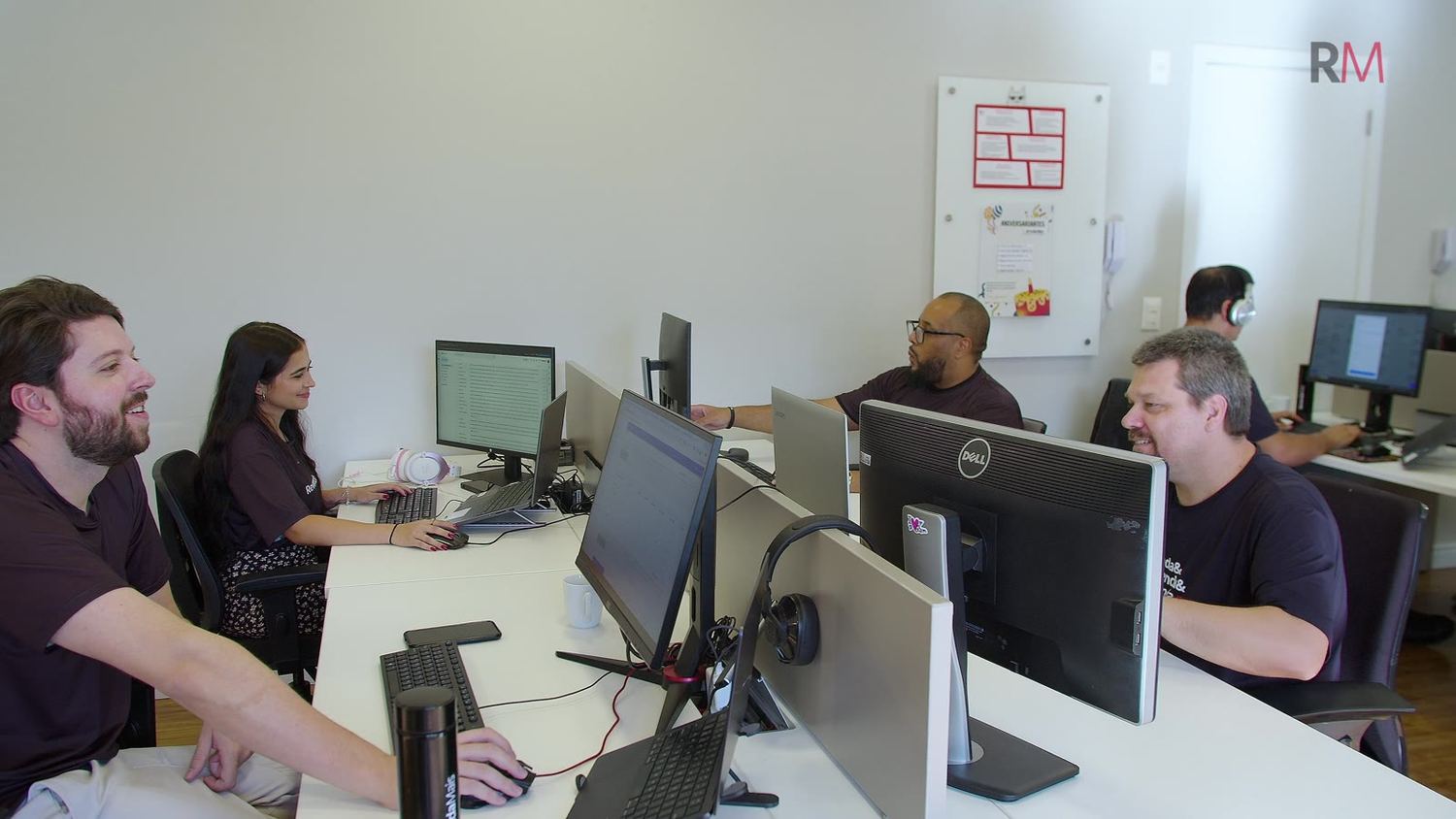 Equipe no escritório aberto