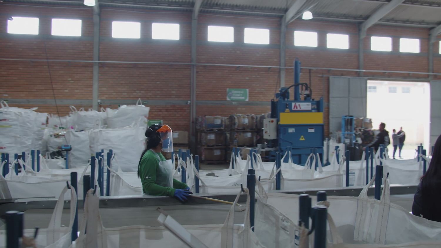 Galpão com fardos de material reciclável