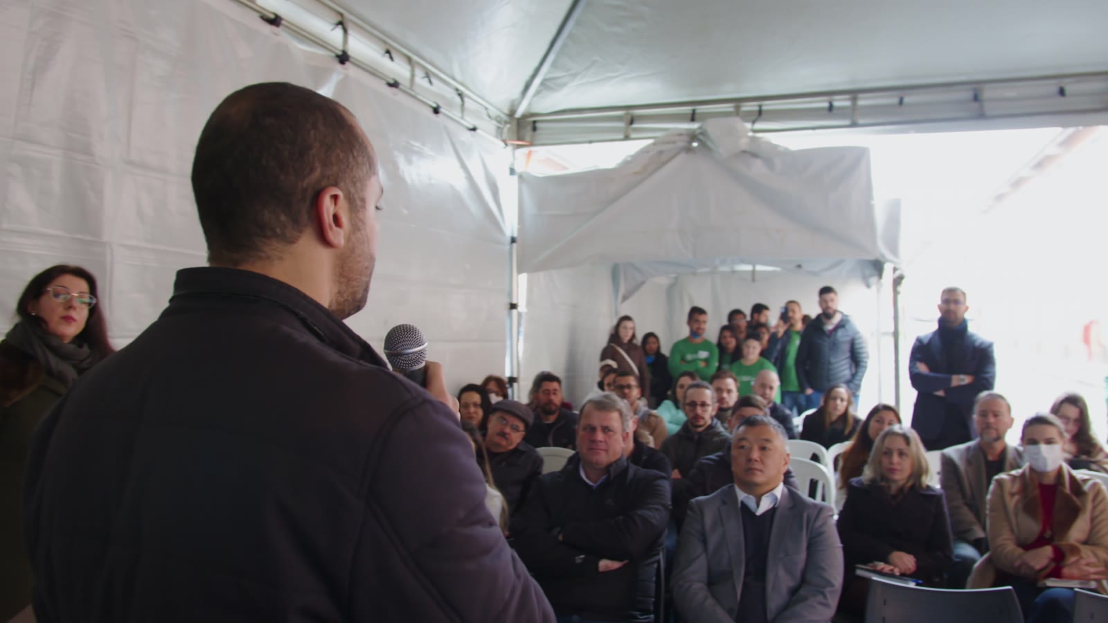 Apresentação para plateia sob a tenda