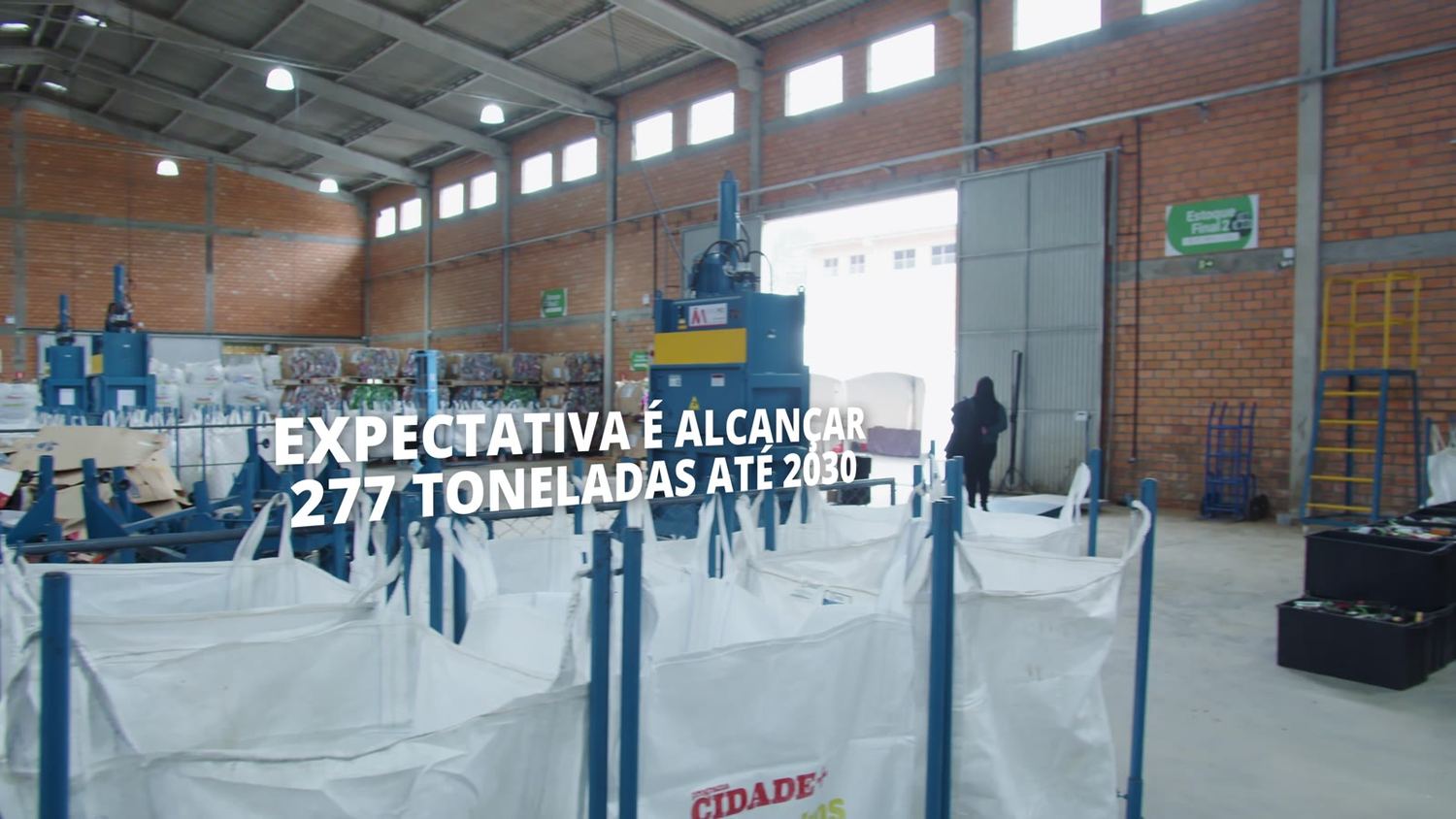 Painel com a meta de 277 toneladas