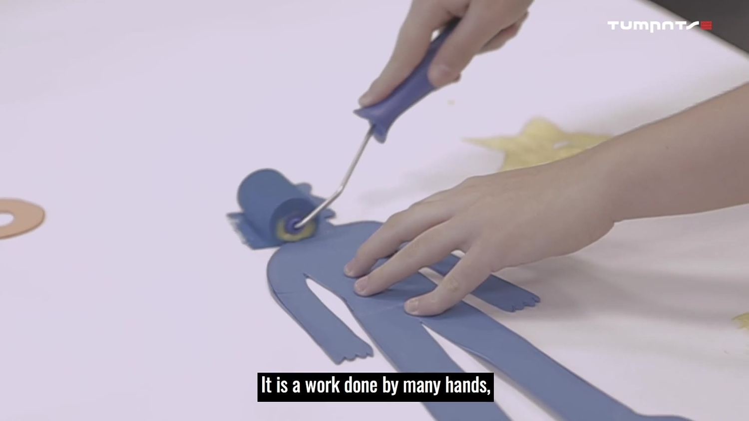 A mão trabalhando sobre o material