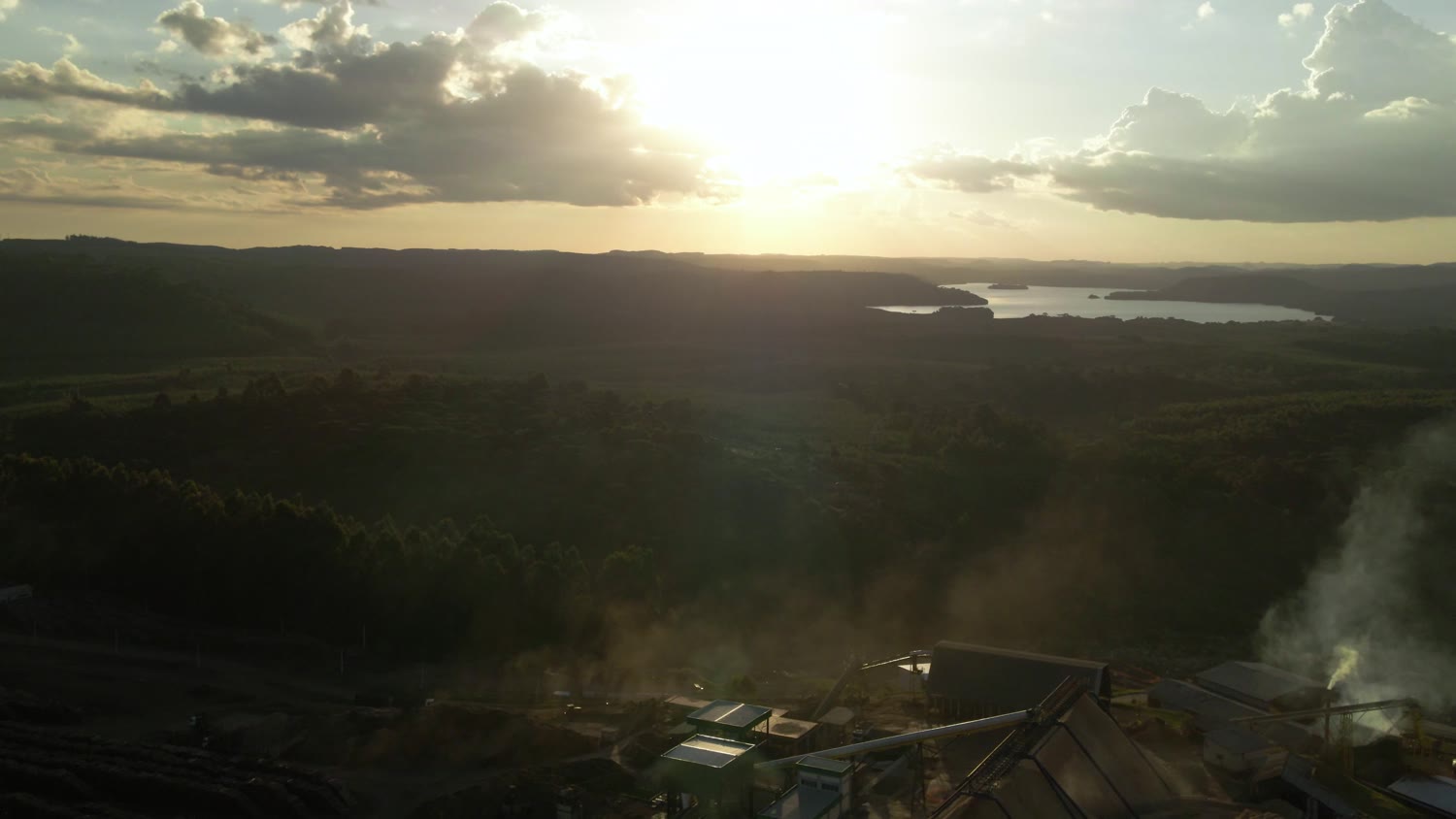 A fábrica no pôr do sol, com o vale em volta