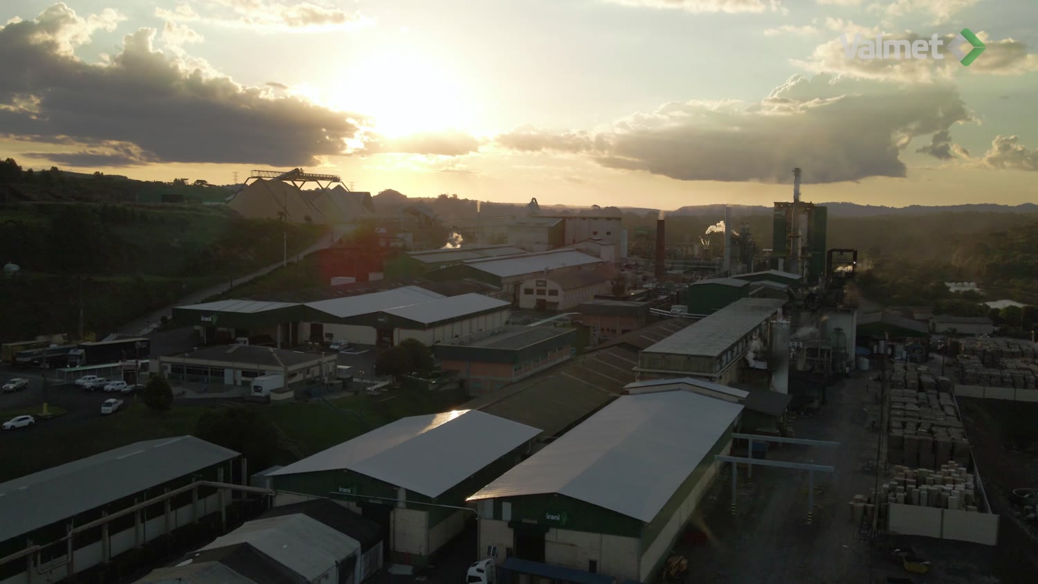 A planta inteira no fim da tarde, vista do drone