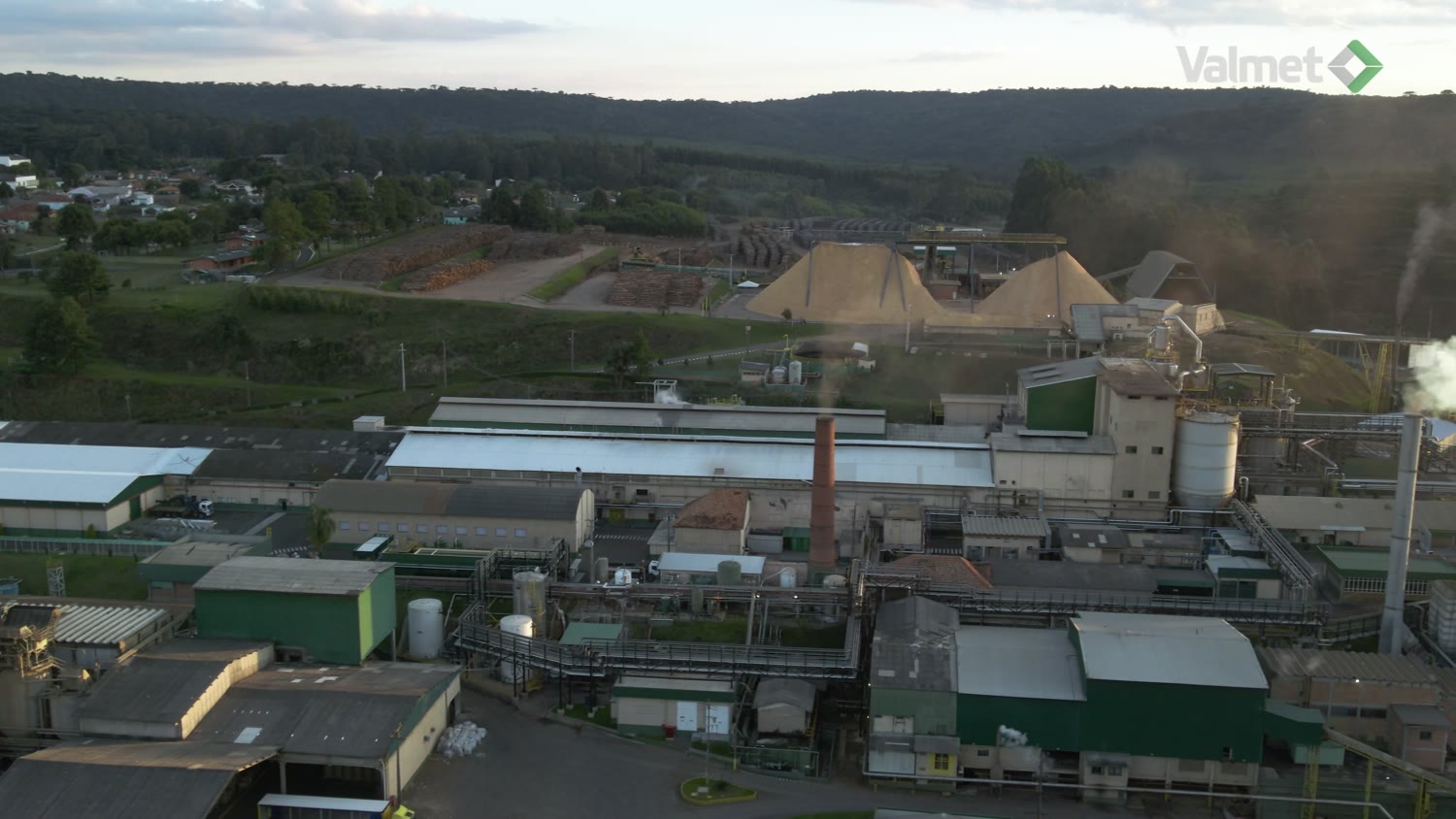 Vista aérea da fábrica com o vapor saindo das torres