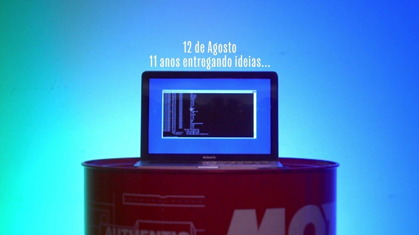 Coquetel molotov com um notebook equilibrado em cima