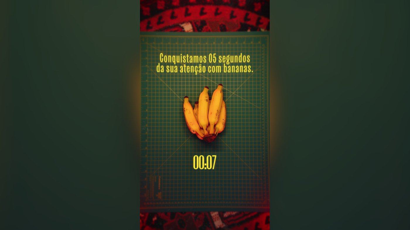 Cacho de bananas sobre a base de corte, com cronômetro