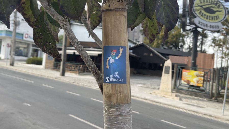 O adesivo da ZNE, em mais um lugar