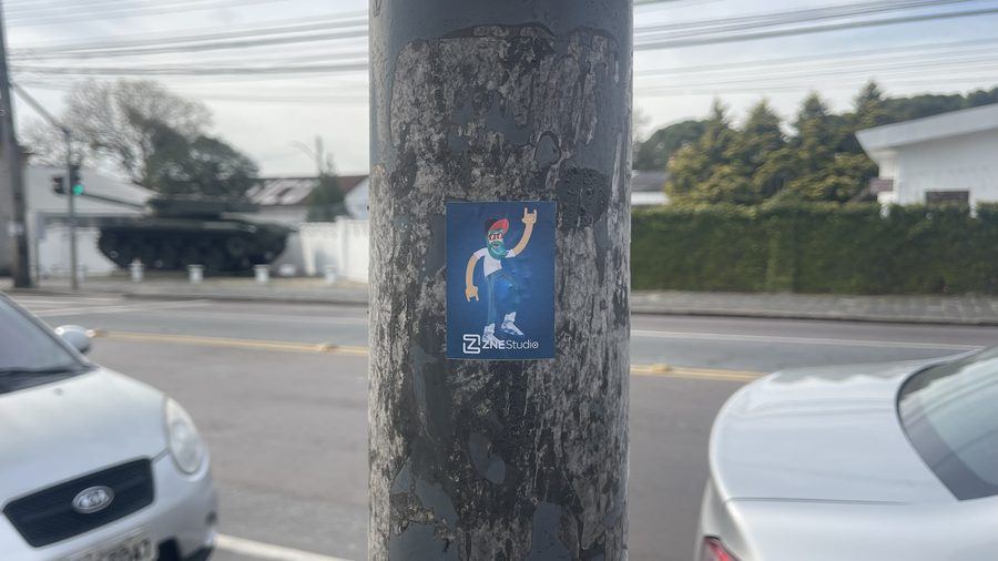 O adesivo da ZNE, em mais um lugar