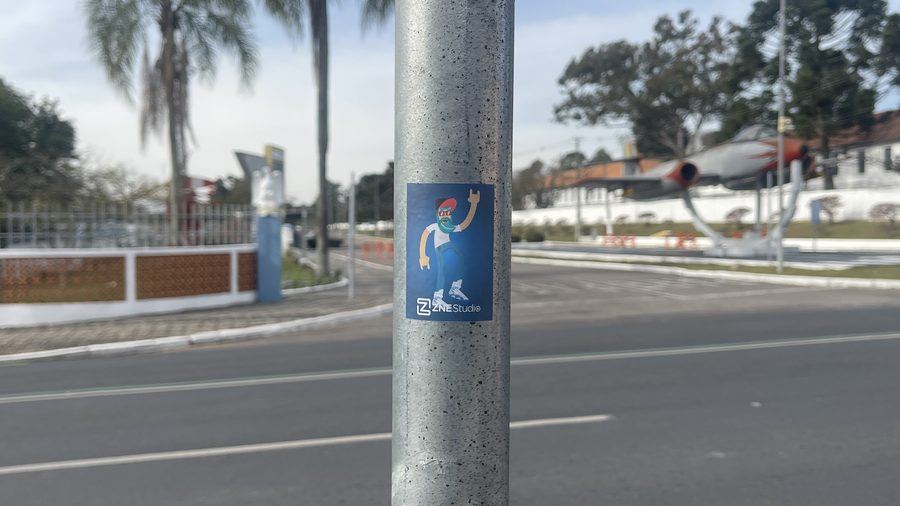 O adesivo da ZNE, em mais um lugar