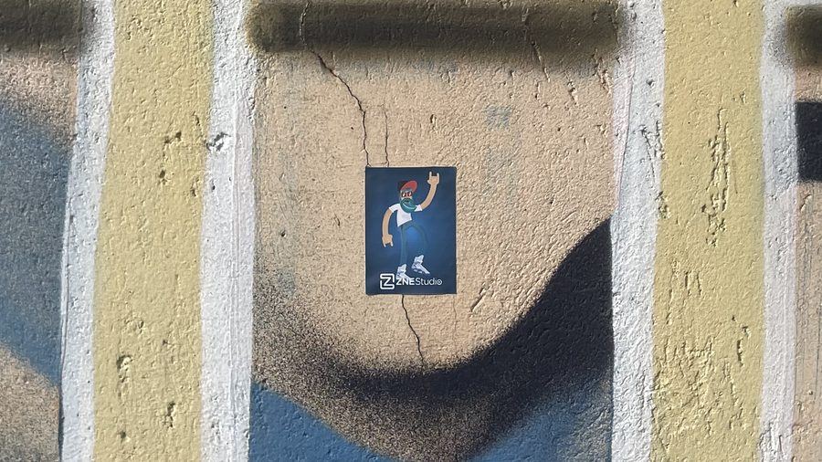 O adesivo da ZNE, em mais um lugar