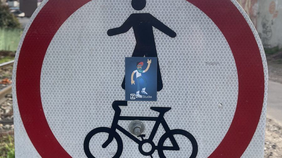 Na placa de proibido