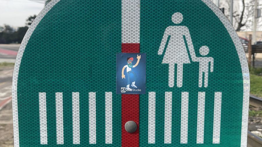 Na placa da faixa de pedestre