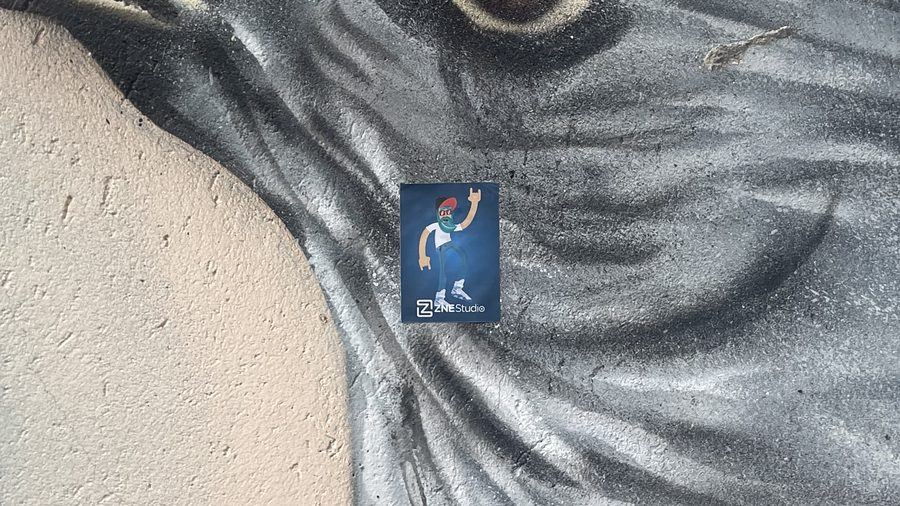 O adesivo da ZNE, em mais um lugar