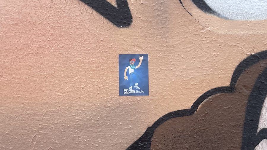 O adesivo da ZNE, em mais um lugar