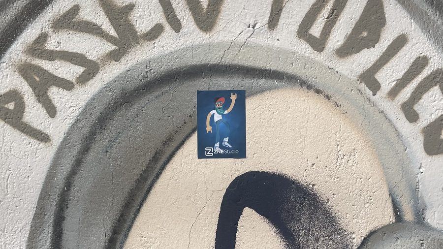 No muro do passeio público