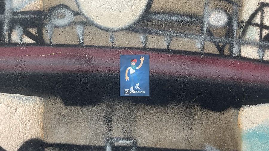 O adesivo da ZNE, em mais um lugar