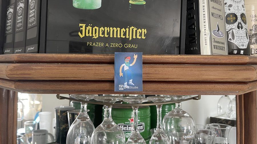 No bar, entre as taças